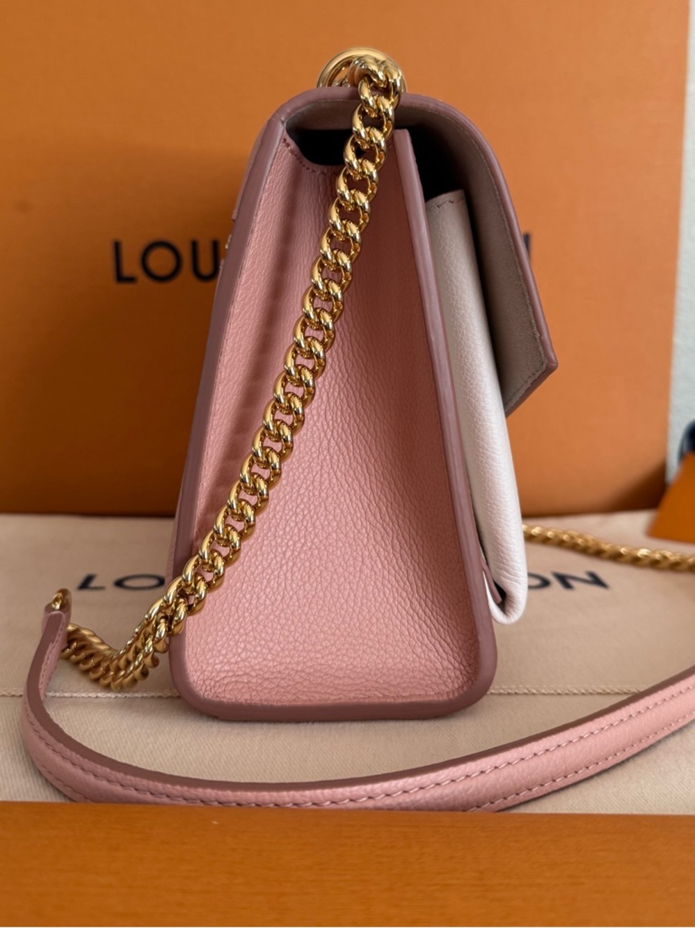 NEW LOUIS VUITTON MyLockMe Calfskin Leather Chain Bag in Cream/Rose Trianon - Picture 5 of 10